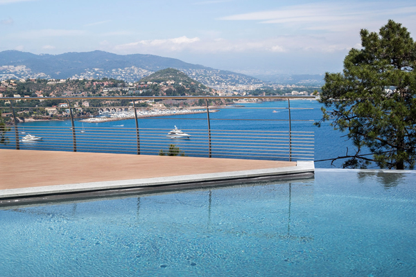 Barrière de sécurité autour de la piscine