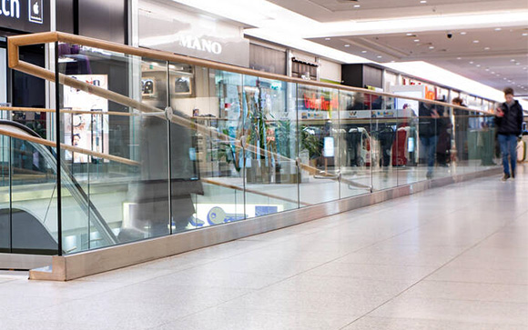 profil de sol en f garde-corps en verre centre commercial
