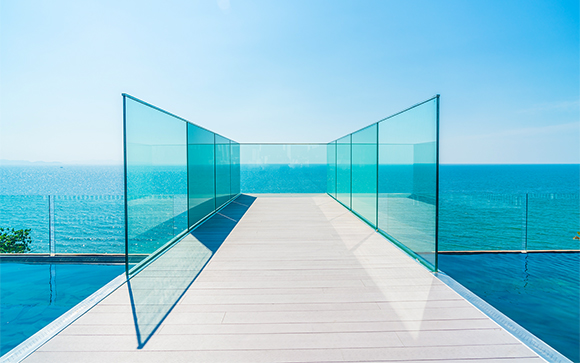 Garde-corps en verre trempé : un choix sûr pour votre piscine